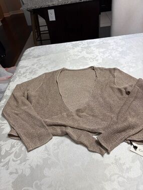 Commense Women's V-Neck Cropped Knit Sweater — Beige